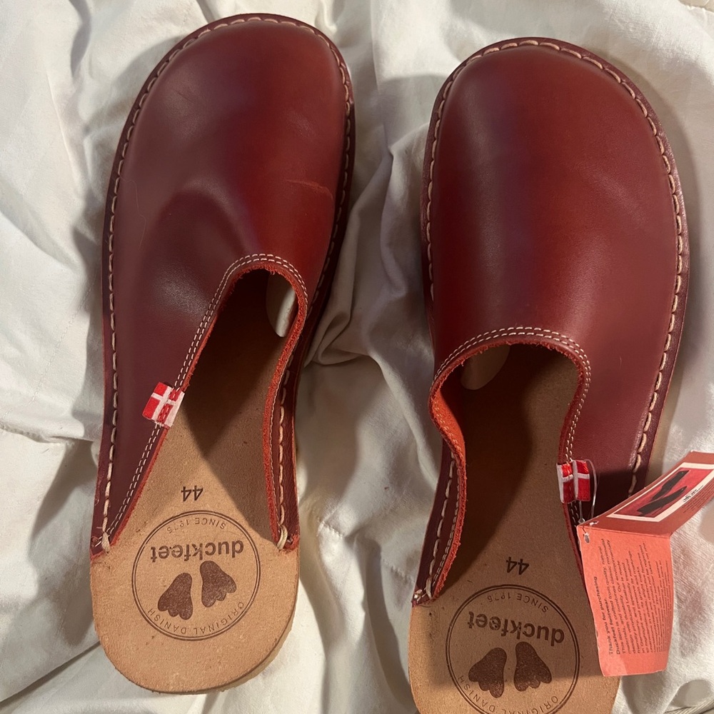 Unisex European 44 duckfeet Blåvand clog shoe in Granate